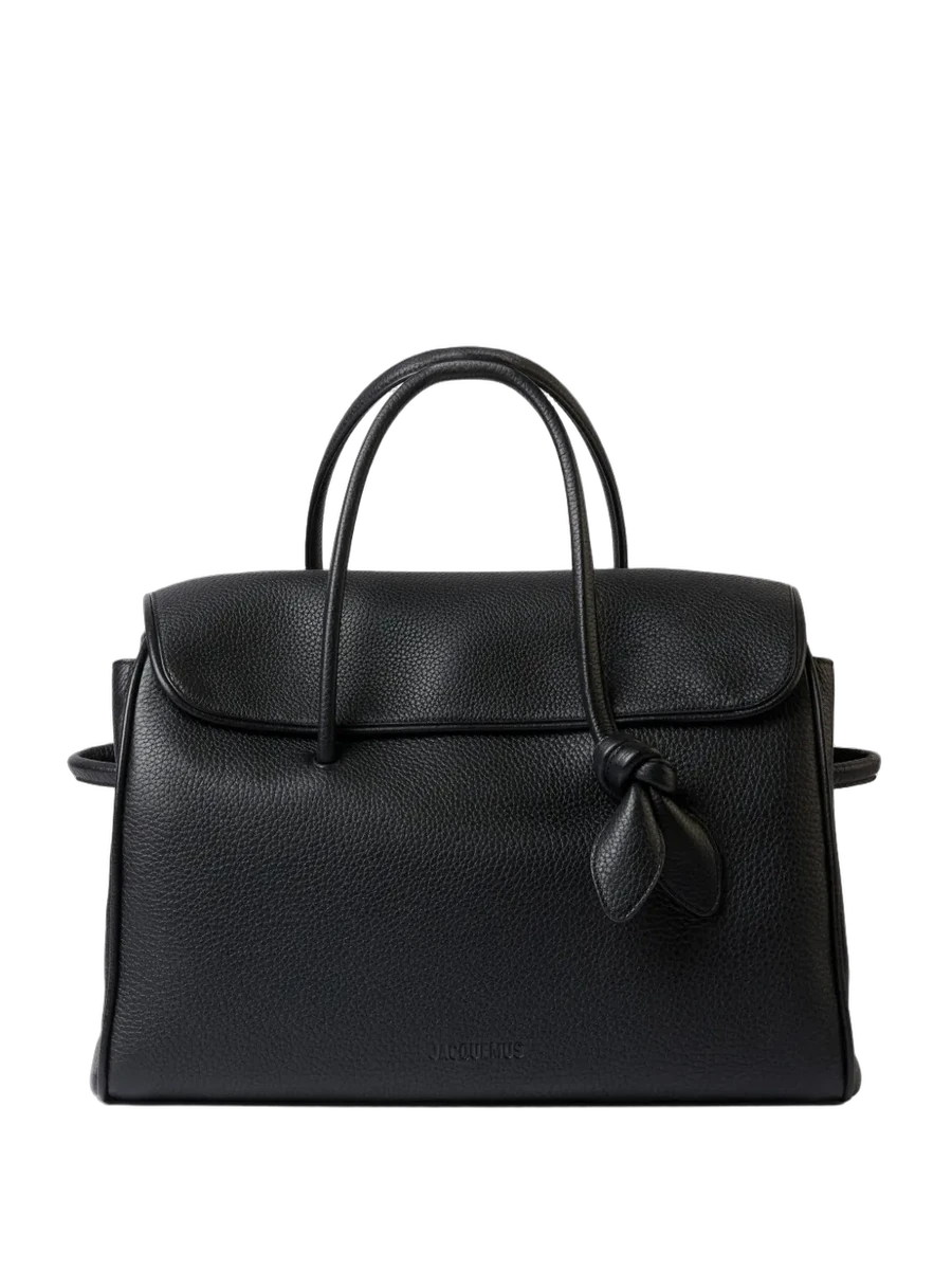 자크뮈스 Jacquemus Turismo Knotted Flap Leather Tote Bag 제품 사진 자크뮈스 Jacquemus Turismo Knotted Flap Leather Tote Bag 제품 사진