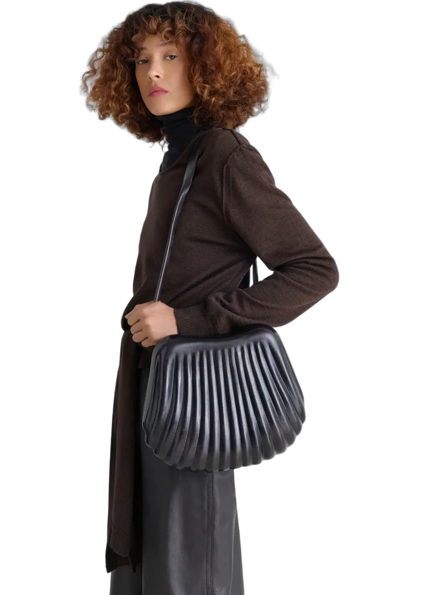 르메르 LEMAIRE Carlos Bag In Molded Leather 제품 사진 르메르 LEMAIRE Carlos Bag In Molded Leather 제품 사진