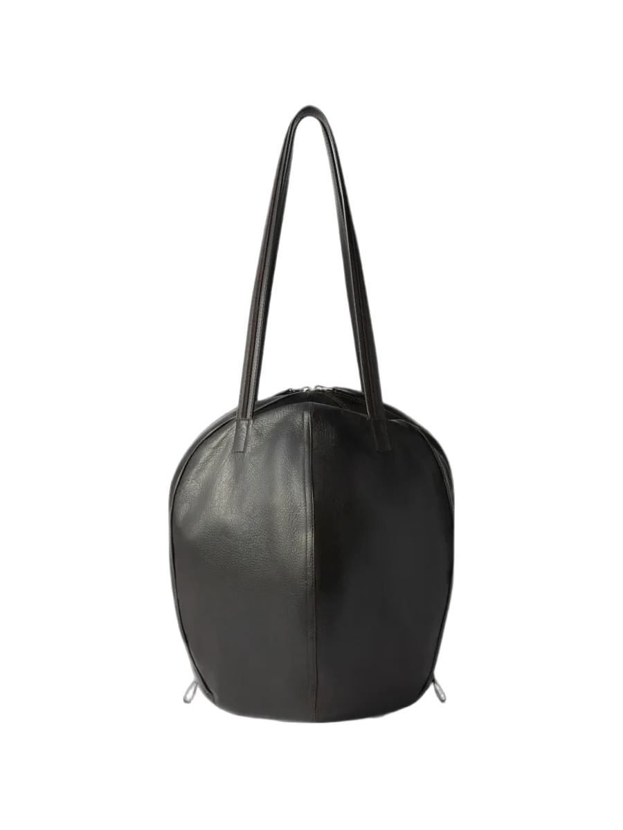 르메르 LEMAIRE Helmet Bag In Grained Paper Leather 제품 사진 르메르 LEMAIRE Helmet Bag In Grained Paper Leather 제품 사진